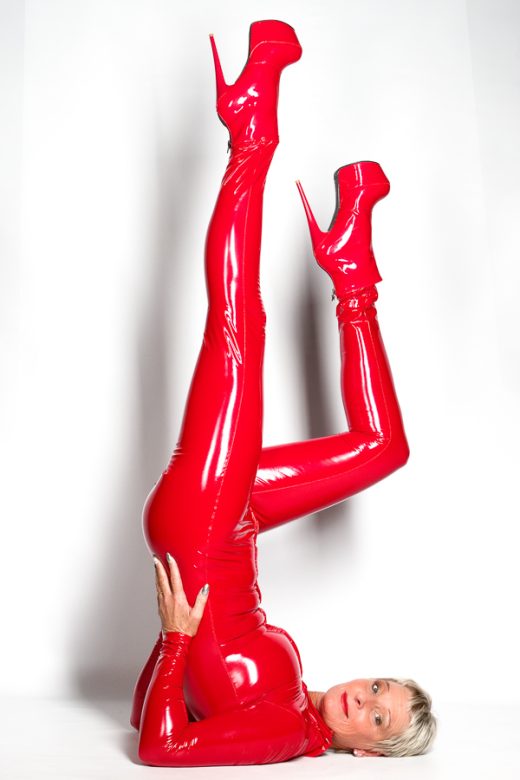 Foto van Ineke in rode catsuit , fotograaf: HugoFoto