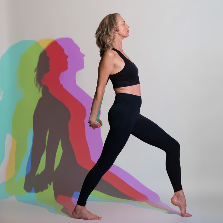 Portretfotografie met studio in Den Helder . Model in yogapose met gekleurde schaduwen
