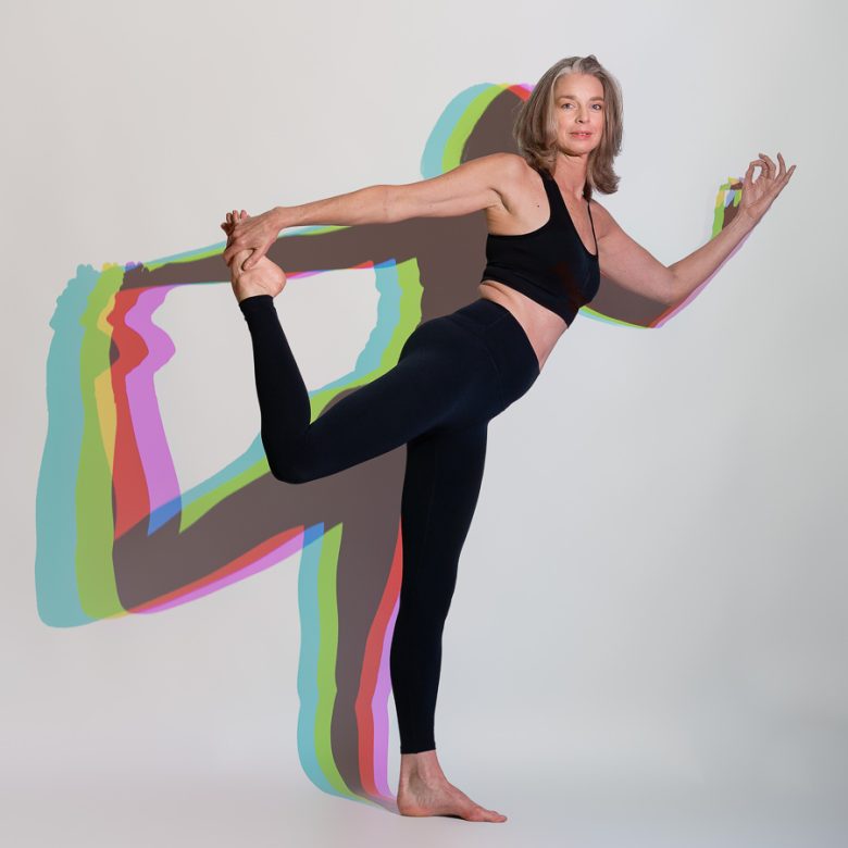 Modelfotograaf met studio in Den Helder . Model in yogapose met gekleurde schaduwen.