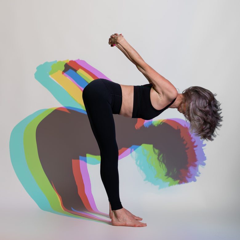 Portretfotografie in studio in Den Helder . Model in yogapose met gekleurde schaduwen