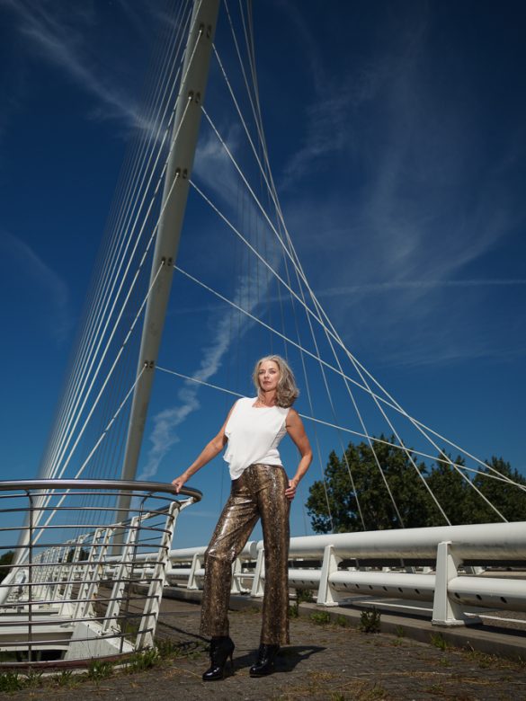 Foto van model bij een brug