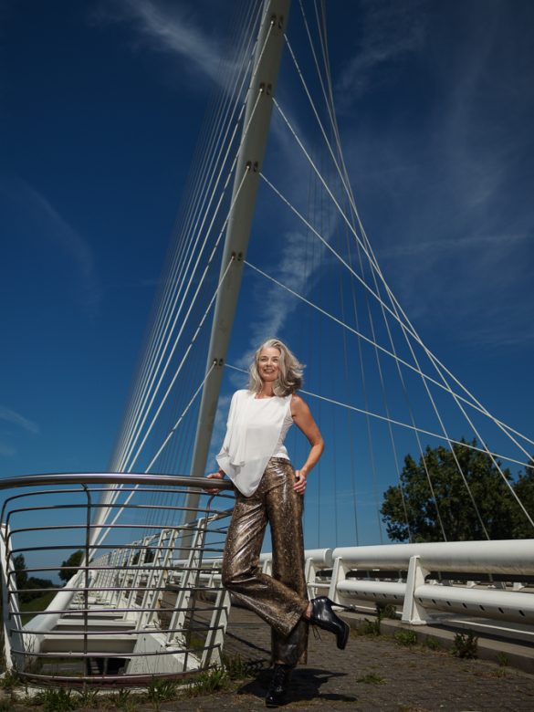 Foto van model bij een brug