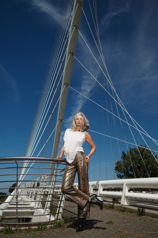 Foto van model bij een brug