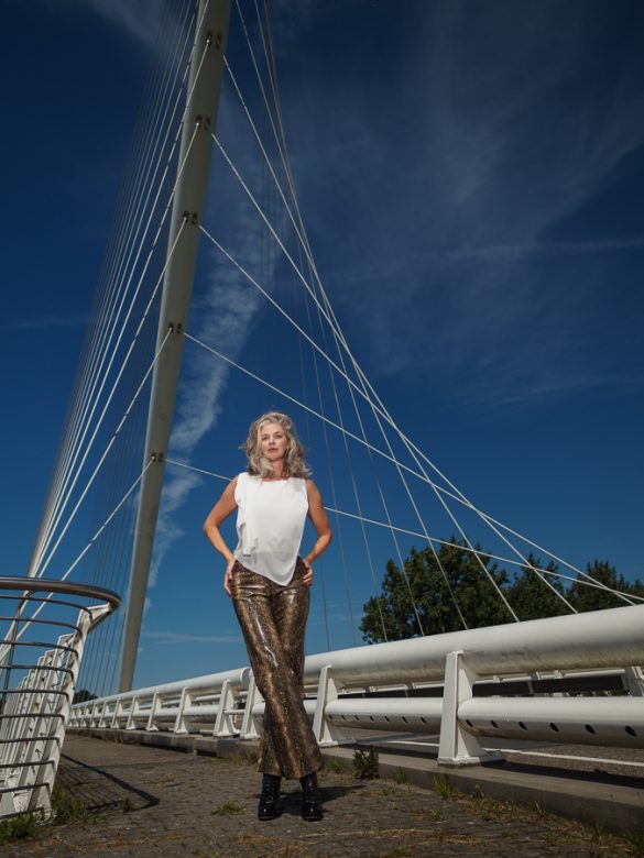 Foto van model bij een brug