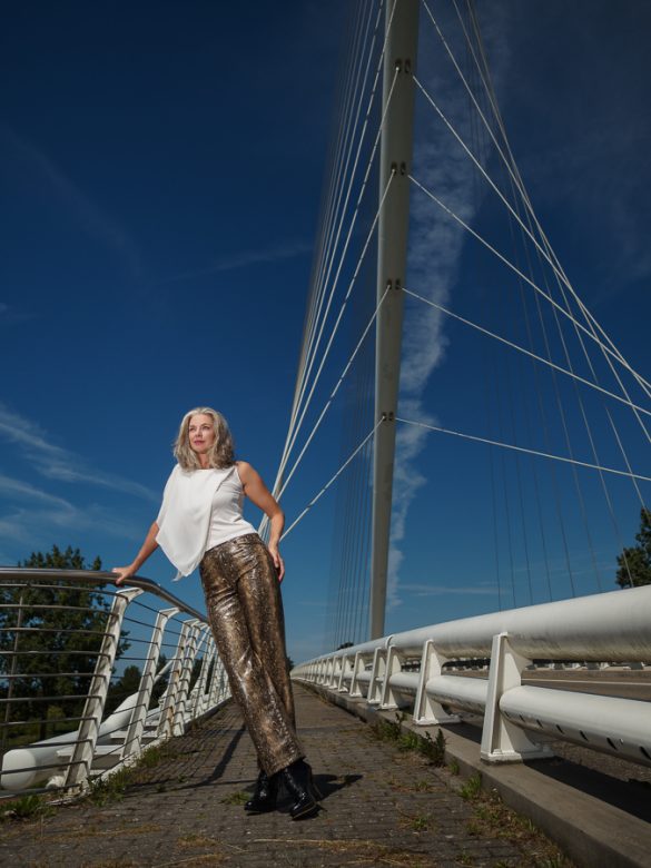 Foto van model bij een brug