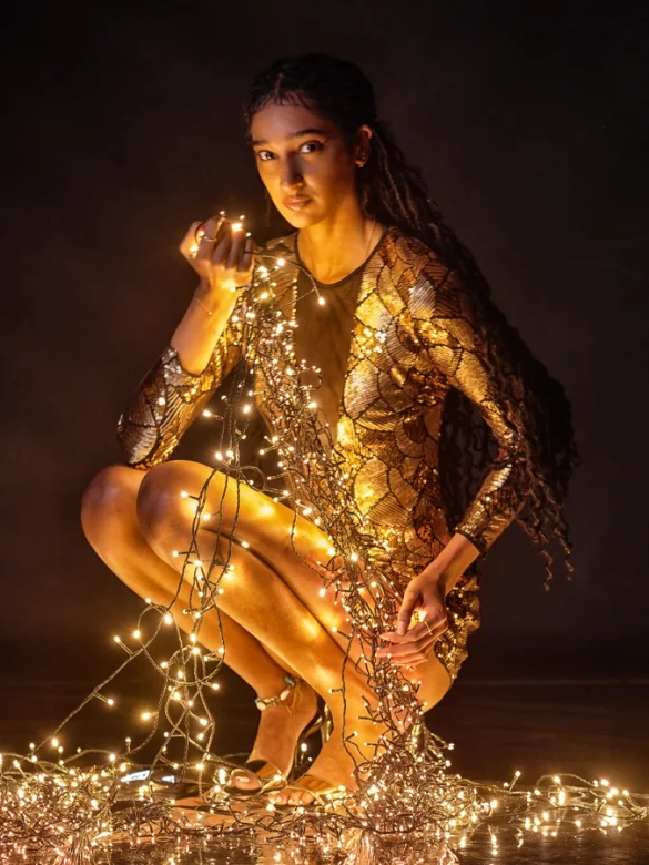 Foto van model in met kerstverlichting gemaakt door HugoFoto