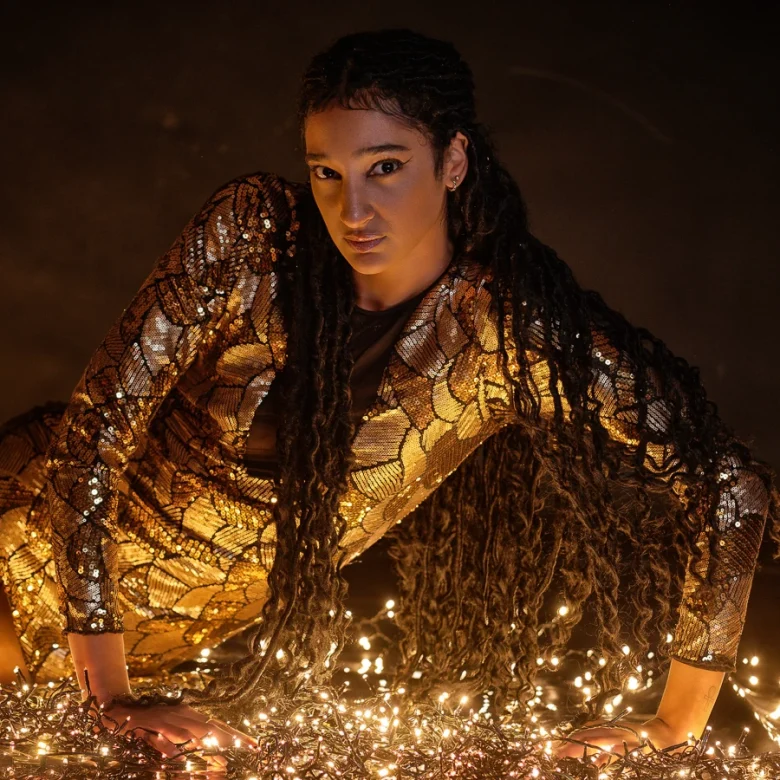 Foto van model in met kerstverlichting gemaakt door HugoFoto