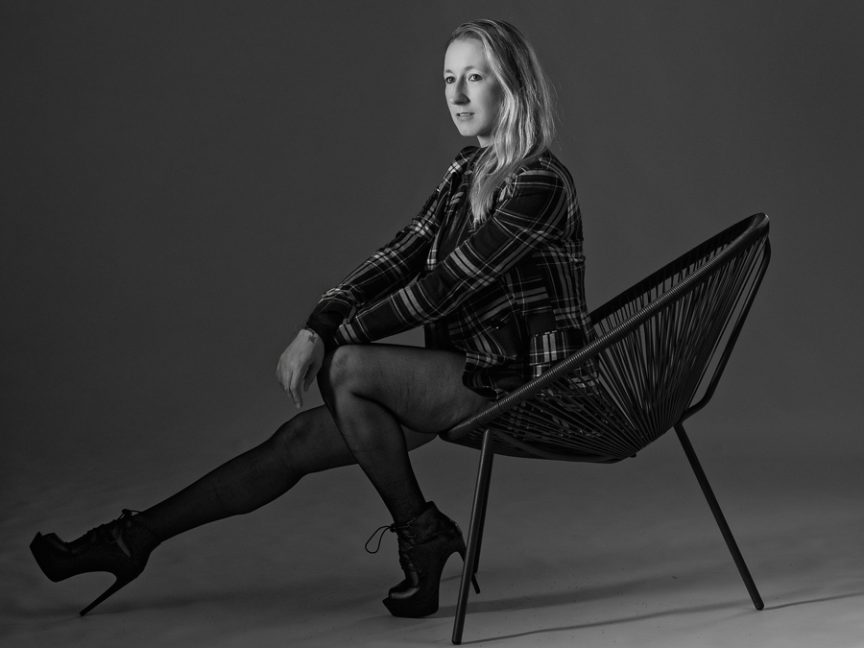 Zwart/wit foto van model in de studio gemaakt door HugoFoto uit Julianadorp