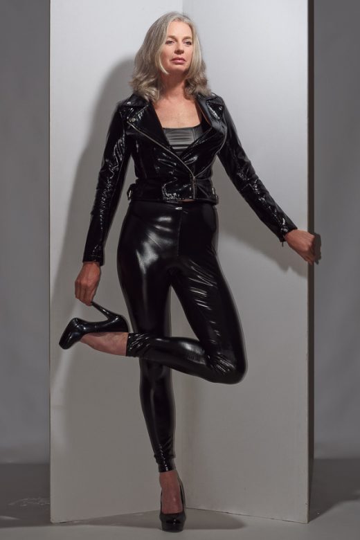 Foto van model dat staat in een V-flat door HugoFoto