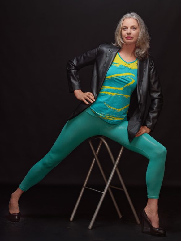 Model in yoga-outfit met zwarte blazer door HugoFoto