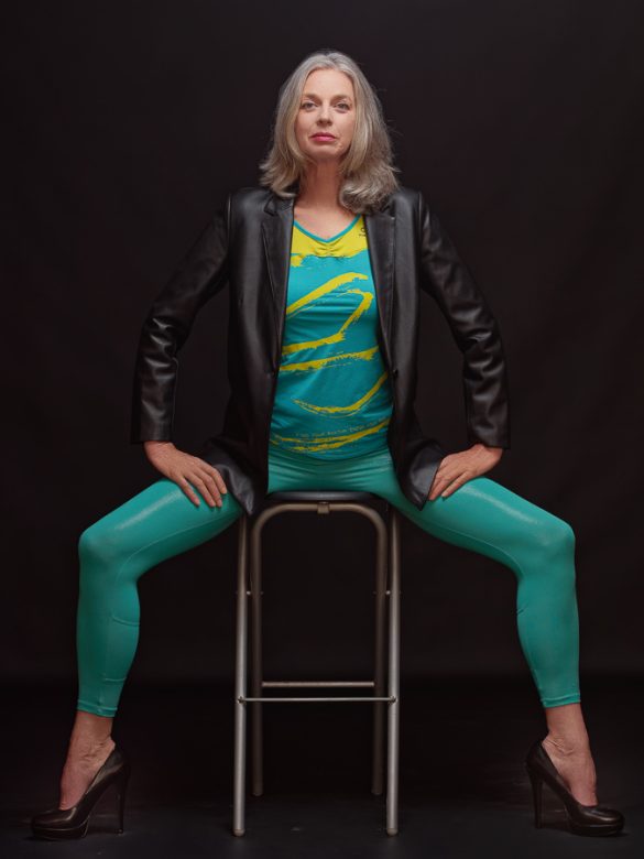 Model in yoga-outfit met zwarte blazer door HugoFoto