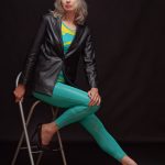 Model in yoga-outfit met zwarte blazer door HugoFoto
