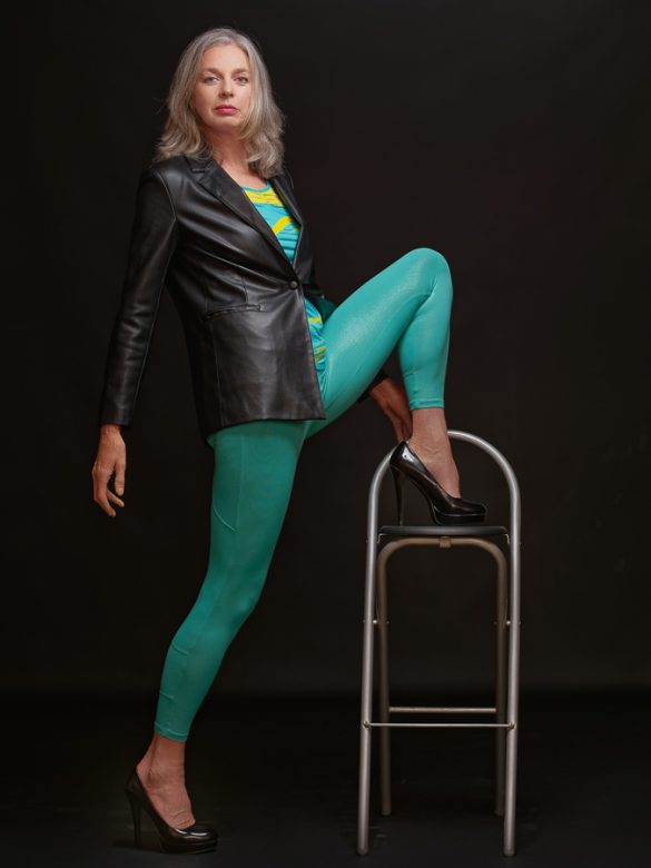 Model in yoga-outfit met zwarte blazer door HugoFoto