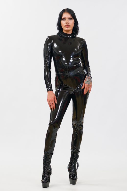 Foto van latexmodel in de studio gemaakt door HugoFoto