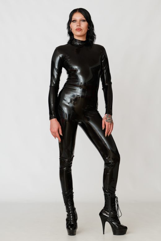Foto van latexmodel in de studio gemaakt door HugoFoto