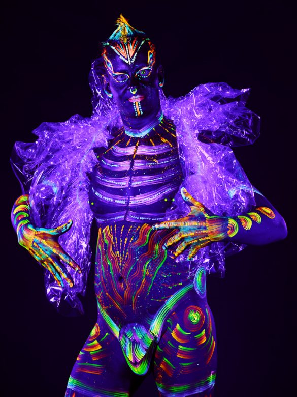 Foto van model in black light gemaakt door HugoFoto