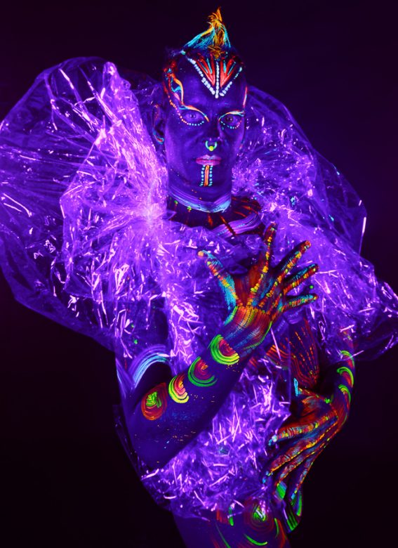 Foto van model in black light gemaakt door HugoFoto
