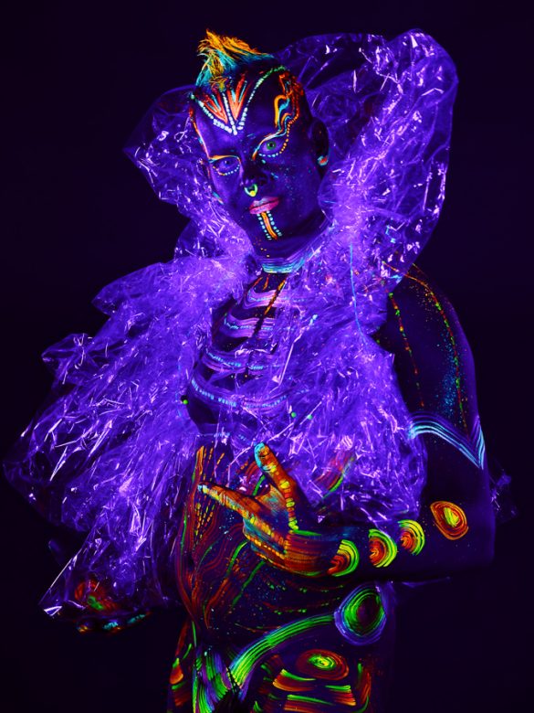 Foto van model in black light gemaakt door HugoFoto