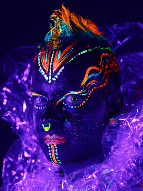 Foto van model in black light gemaakt door HugoFoto