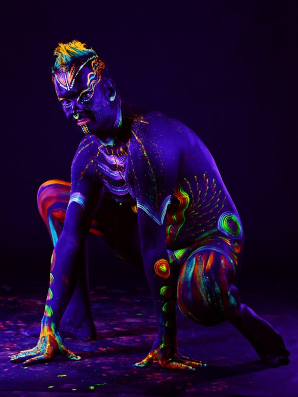 Foto van model in black light gemaakt door HugoFoto