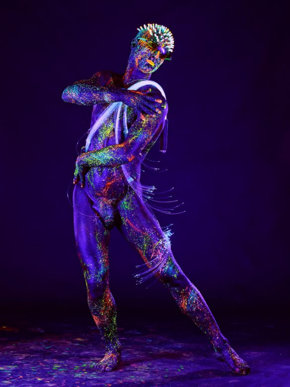 Foto van model in black light gemaakt door HugoFoto