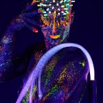 Foto van model in black light gemaakt door HugoFoto