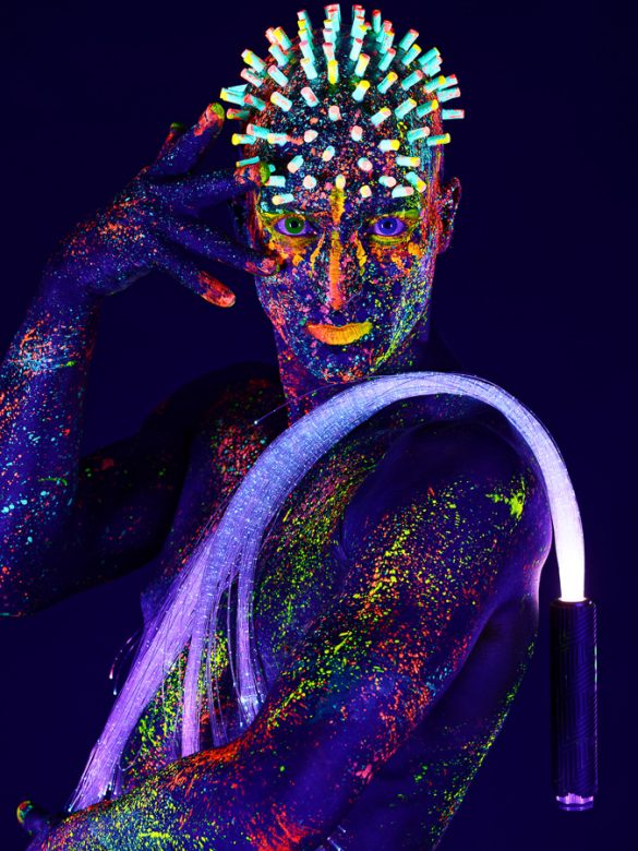 Foto van model in black light gemaakt door HugoFoto
