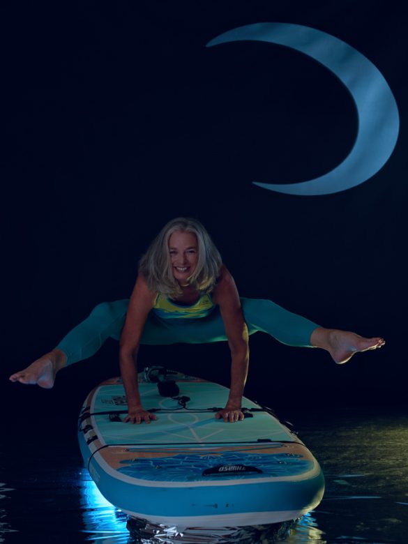 Foto van model op sup gemaakt in de studio